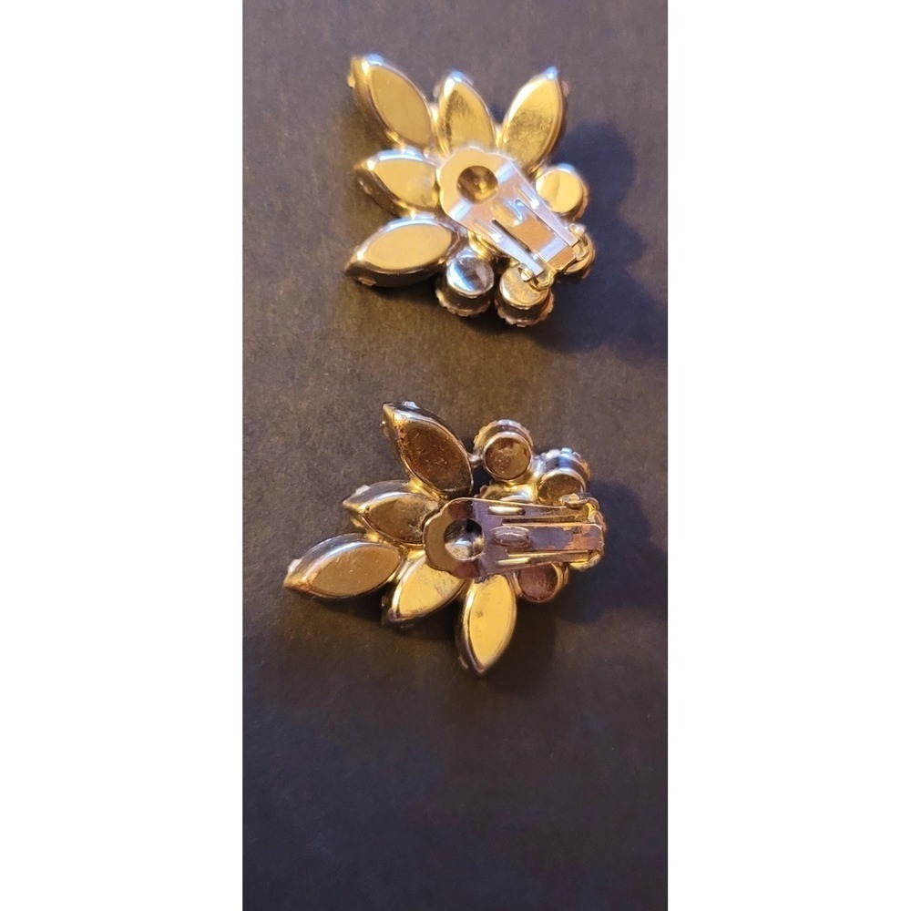 Gorgeous Vintage Silvertone Gray Rhinestone Clip on Earrings - Picture 6 of 9
